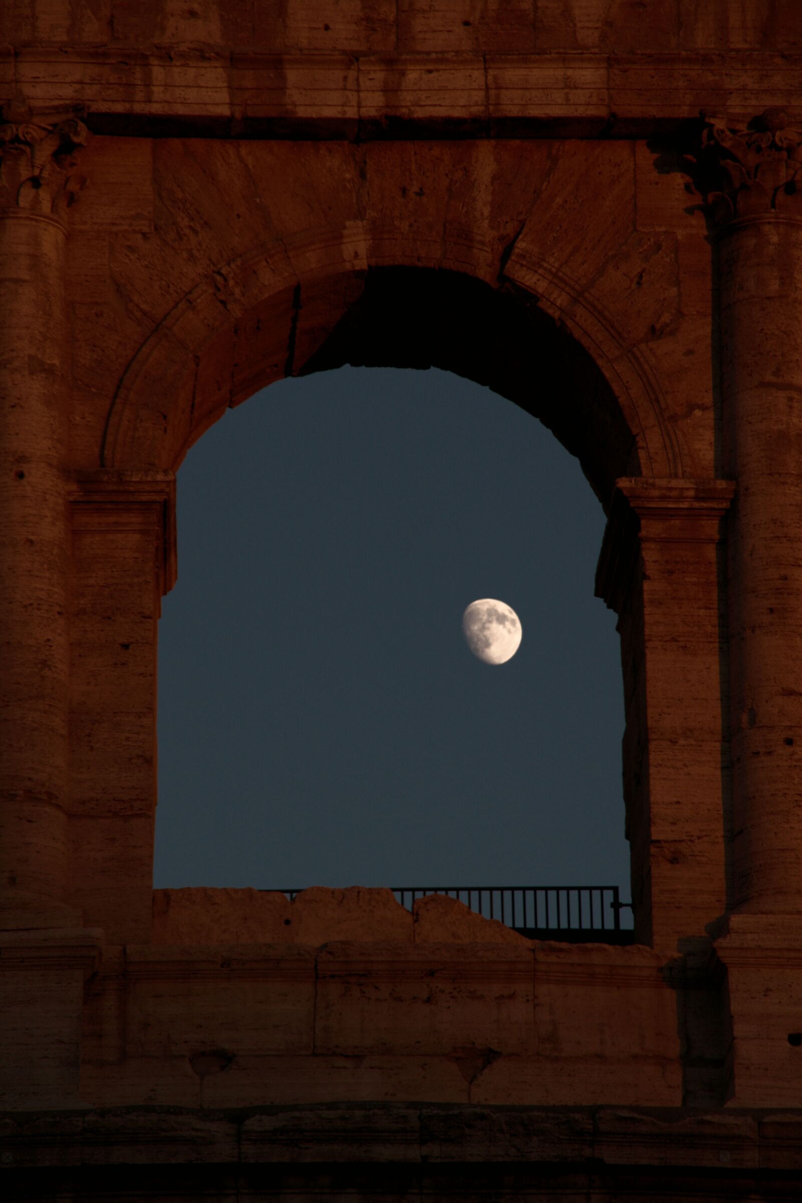 Canon EOS 400D (EOS Digital Rebel XTi / EOS Kiss Digital X) sample photo. Rome, colosseum, moon photography