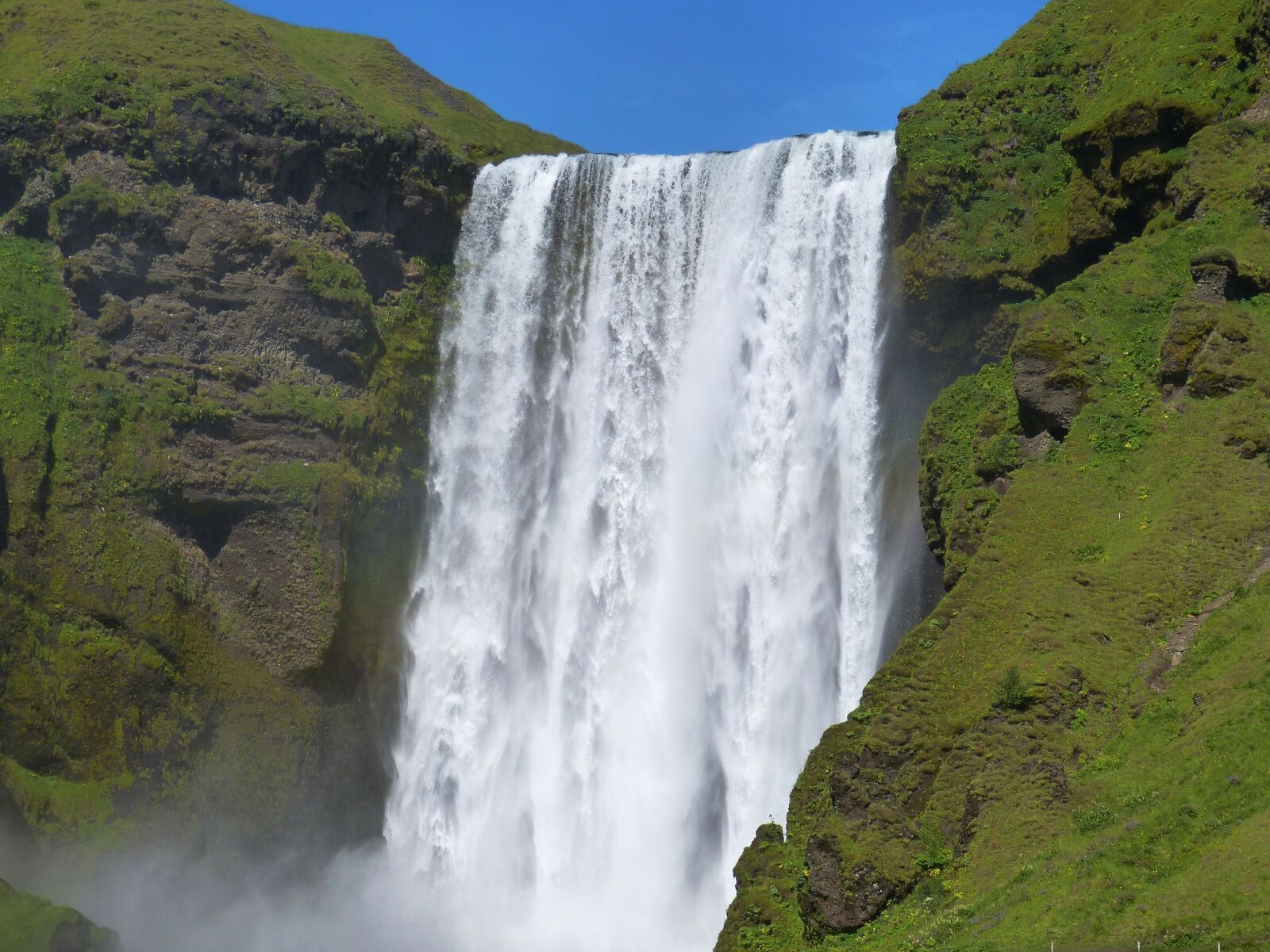 Panasonic Lumix DMC-FZ150 sample photo. Iceland, skogafoss, bílá photography