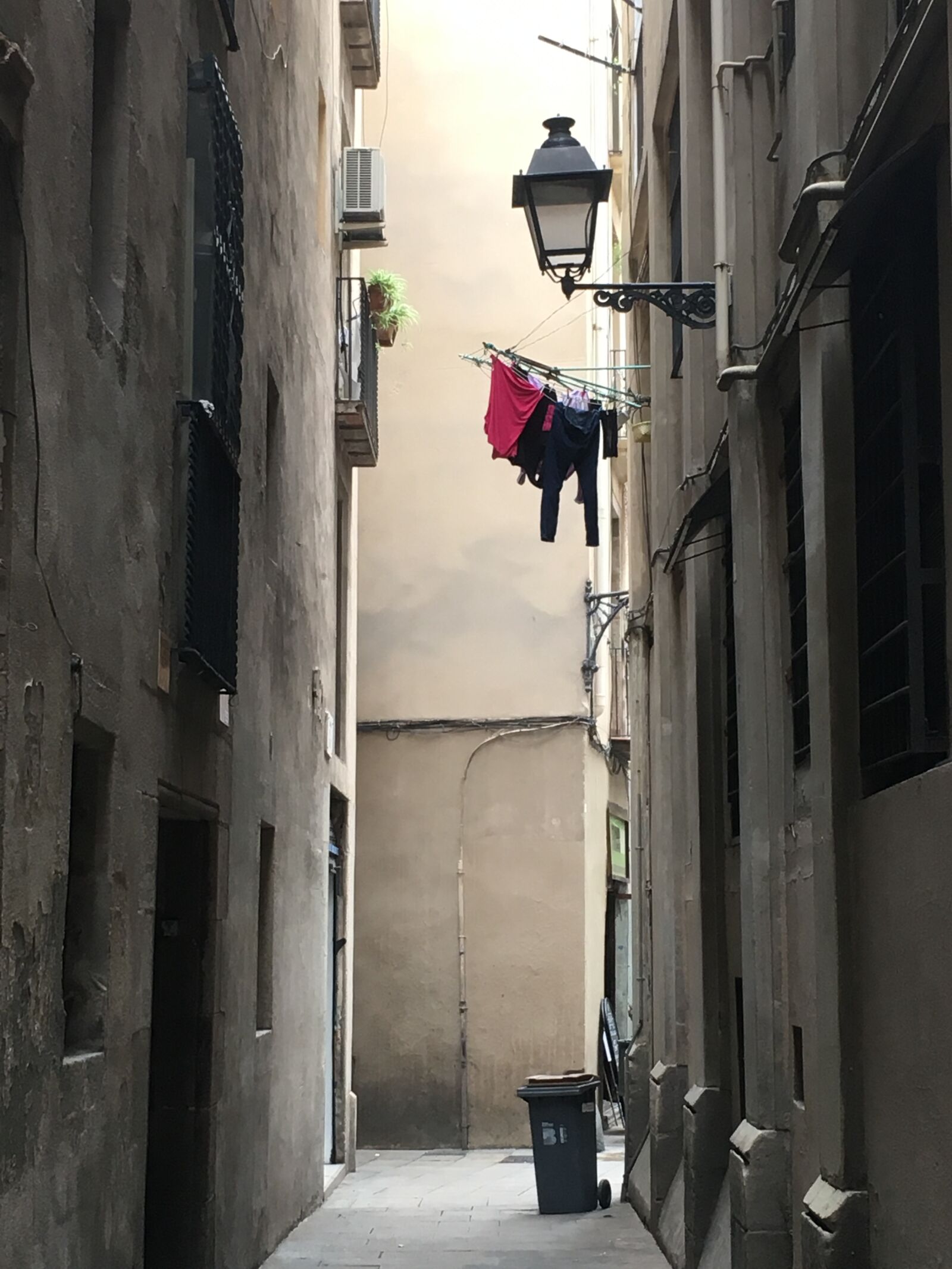 iPhone SE back camera 4.15mm f/2.2 sample photo. Barcelona, city, urban photography