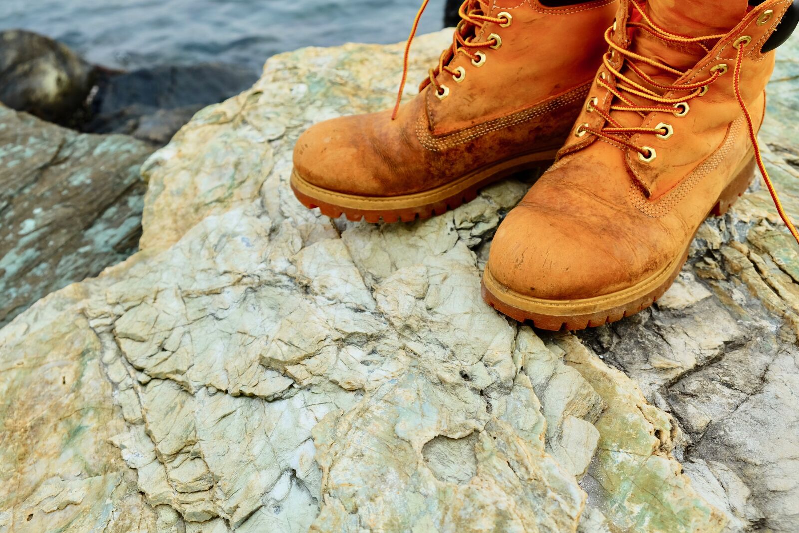 Fujifilm X-T10 sample photo. Shoes, outdoor, stones photography