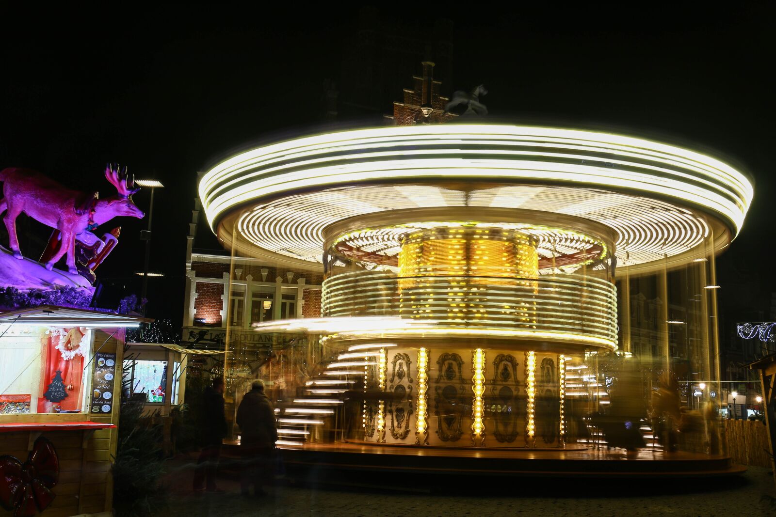 Canon EF-S 18-200mm F3.5-5.6 IS sample photo. Manege, night, christmas market photography