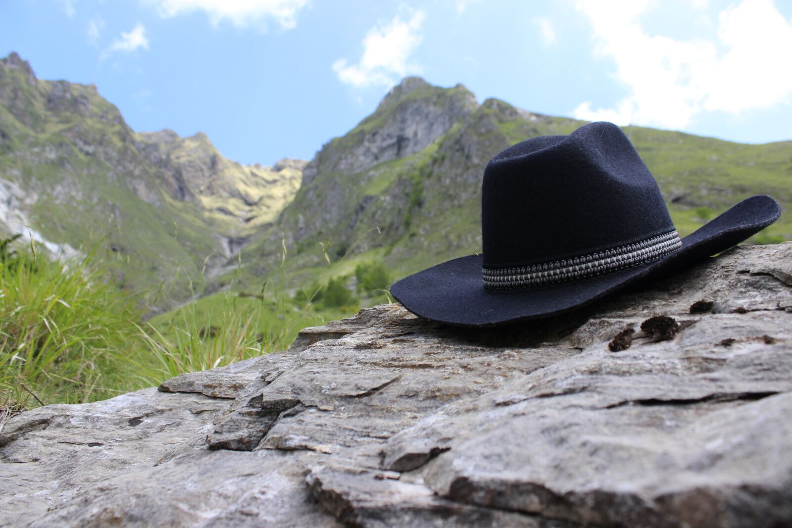 Canon EOS 600D (Rebel EOS T3i / EOS Kiss X5) sample photo. Wild west, hat, mountains photography