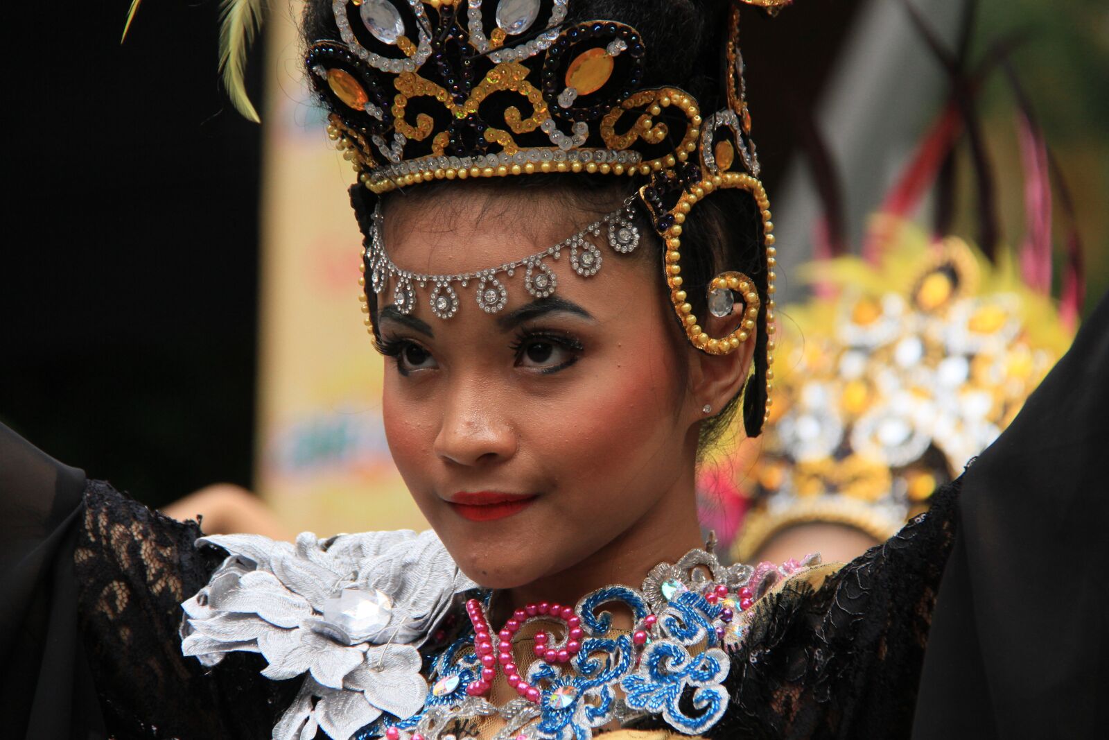 Canon EF-S 18-200mm F3.5-5.6 IS sample photo. Dance, traditional, sunda photography