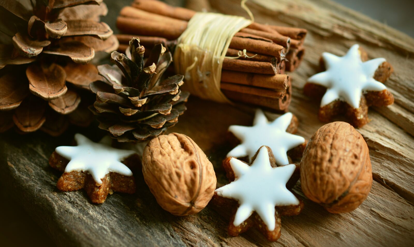 Nikon D5200 sample photo. Cinnamon stars, cinnamon sticks photography