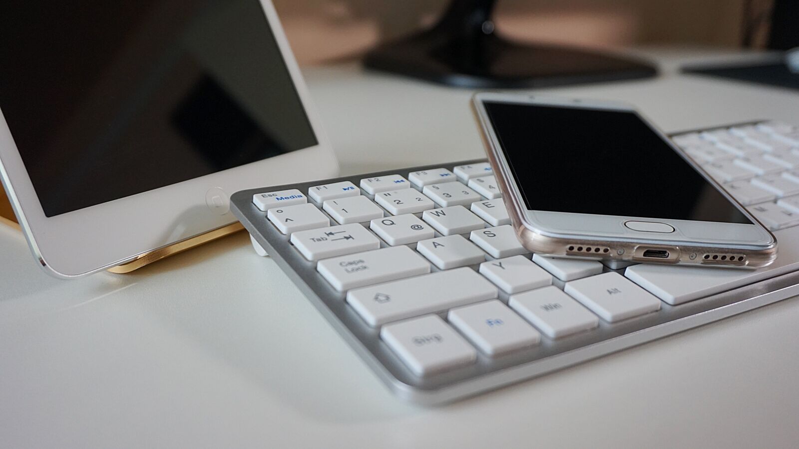 Sony Alpha a5000 (ILCE 5000) sample photo. Smartphone, tablet, keyboard photography