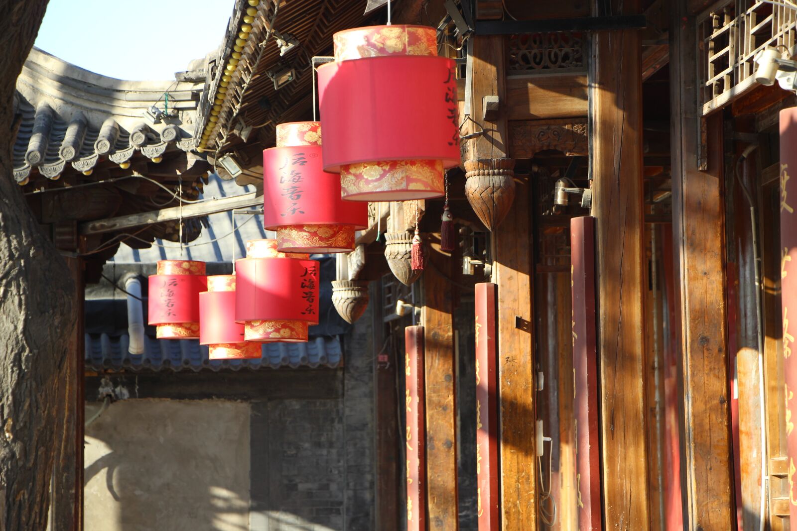 Canon EOS 600D (Rebel EOS T3i / EOS Kiss X5) + Canon EF-S 18-135mm F3.5-5.6 IS STM sample photo. Building, pillars, red lanterns photography