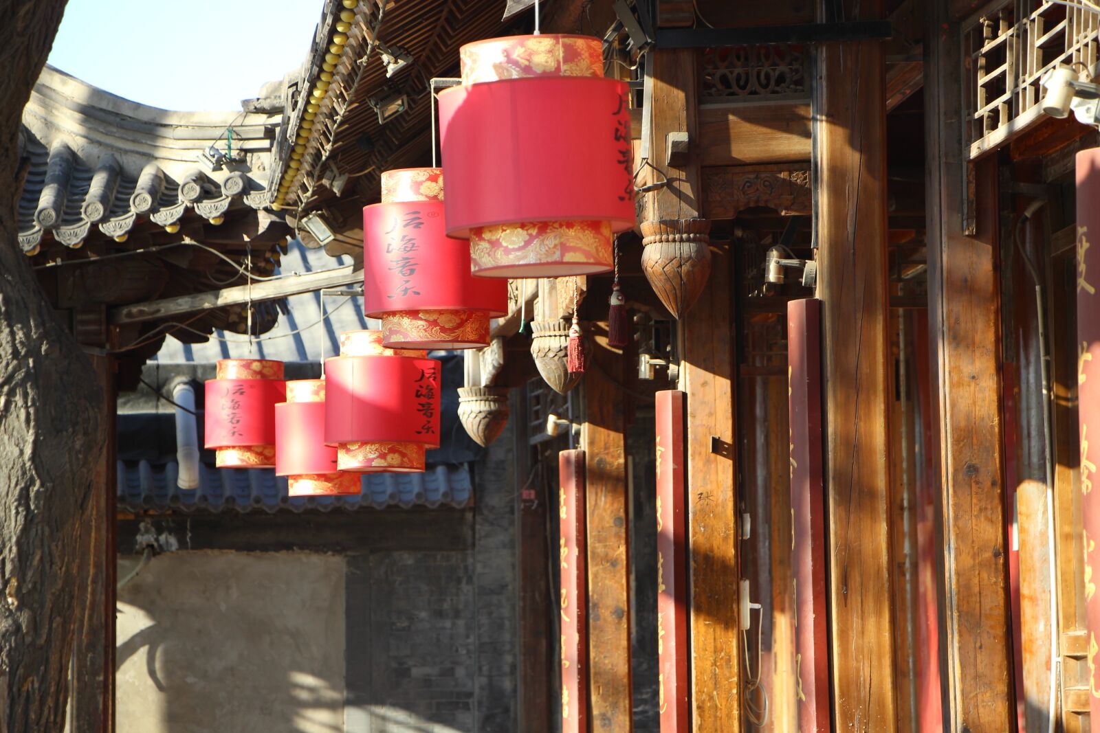 Canon EOS 600D (Rebel EOS T3i / EOS Kiss X5) sample photo. Building, pillars, red lanterns photography