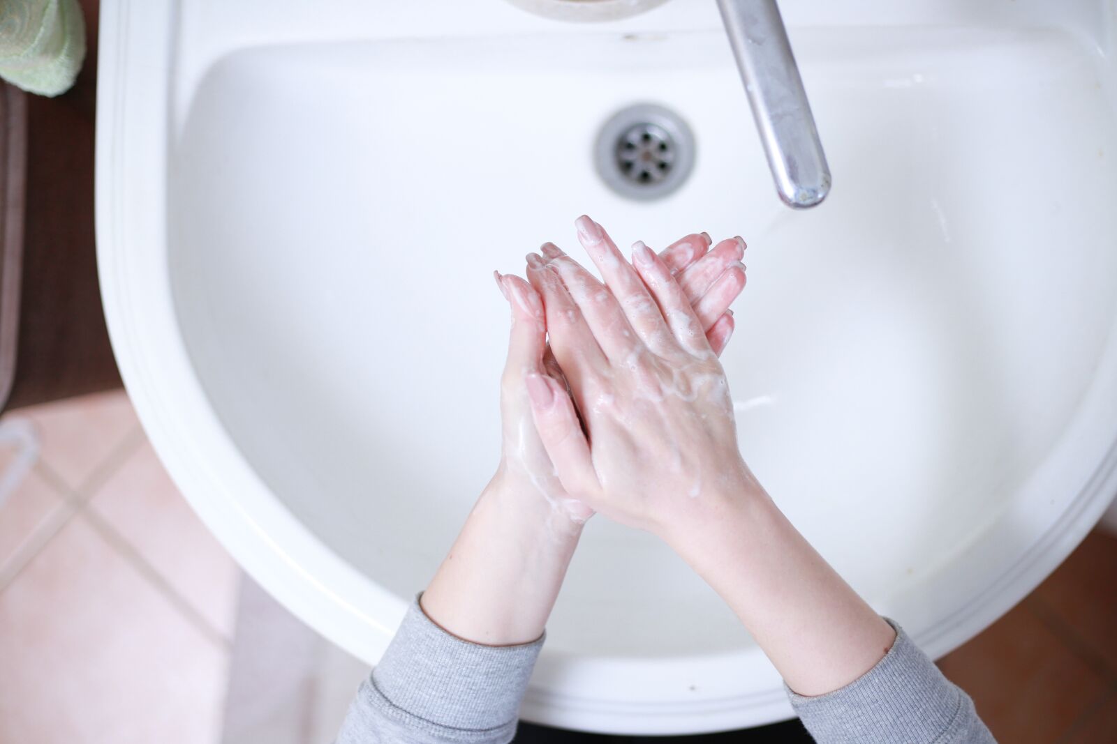 Canon EOS 6D + Canon EF 50mm F1.8 STM sample photo. Hand washing, soap, wash photography