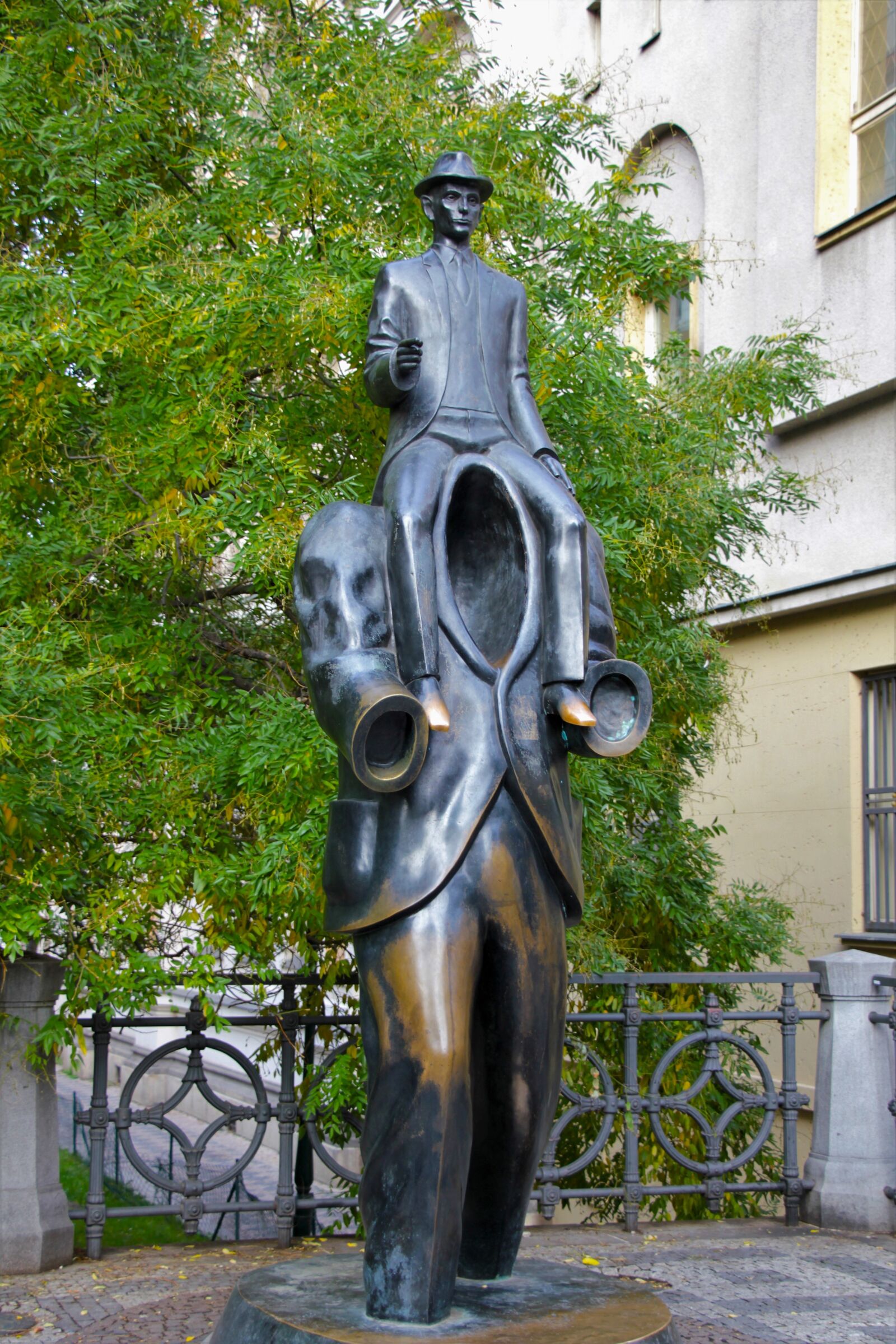 Canon EOS 550D (EOS Rebel T2i / EOS Kiss X4) sample photo. Prague, monument, kafka photography