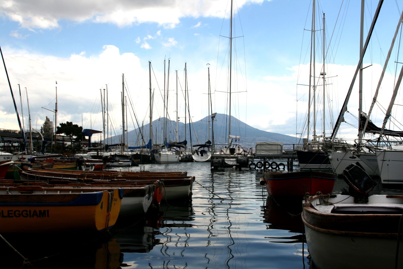 Canon EOS 400D (EOS Digital Rebel XTi / EOS Kiss Digital X) sample photo. Landscape, boats, sea photography