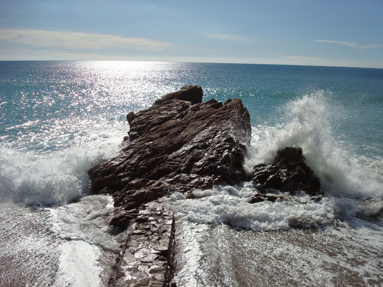 Sony DSC-W90 sample photo. Sea, waves, rock photography