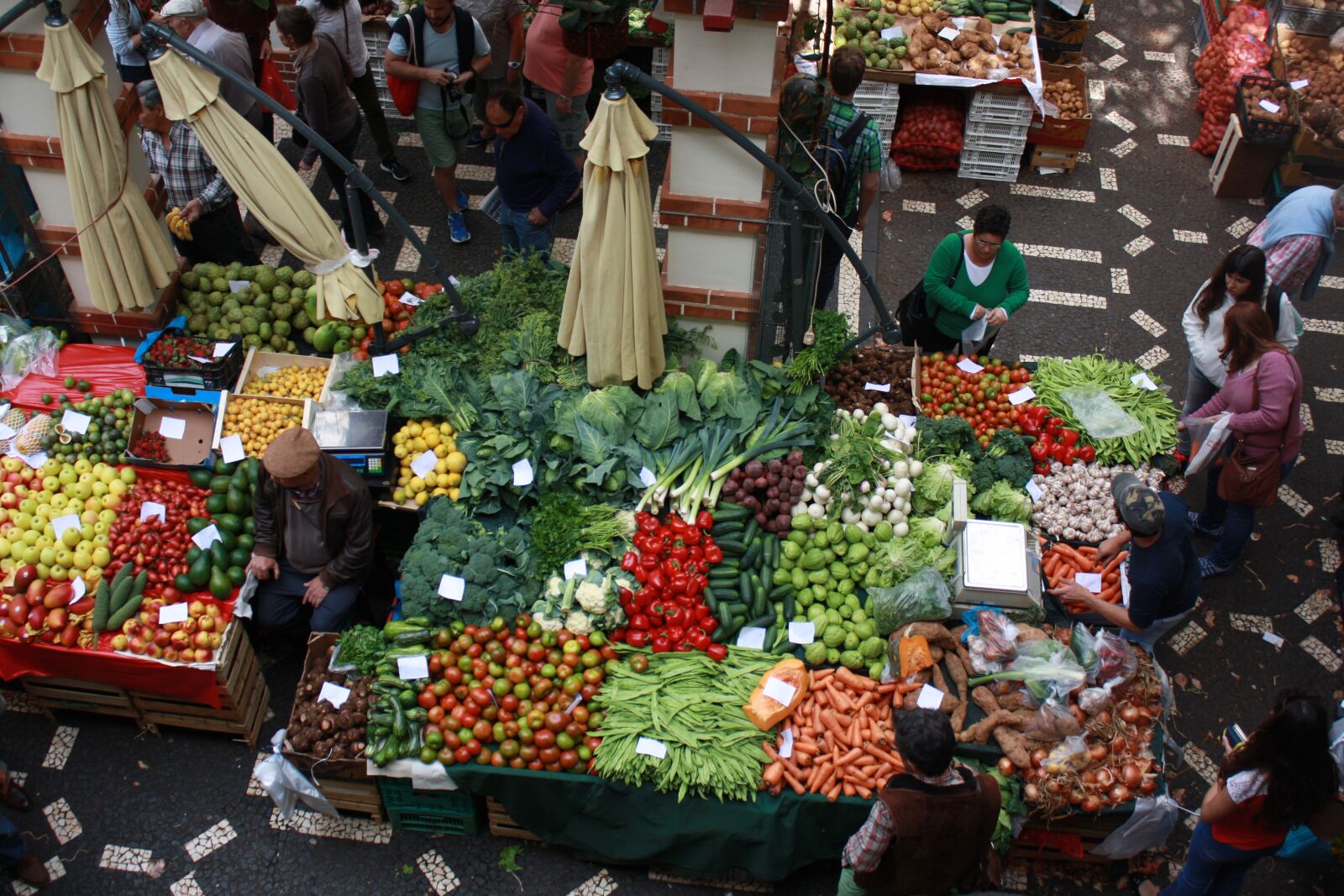 Canon EOS 1000D (EOS Digital Rebel XS / EOS Kiss F) sample photo. Indoor market, produce, selling photography