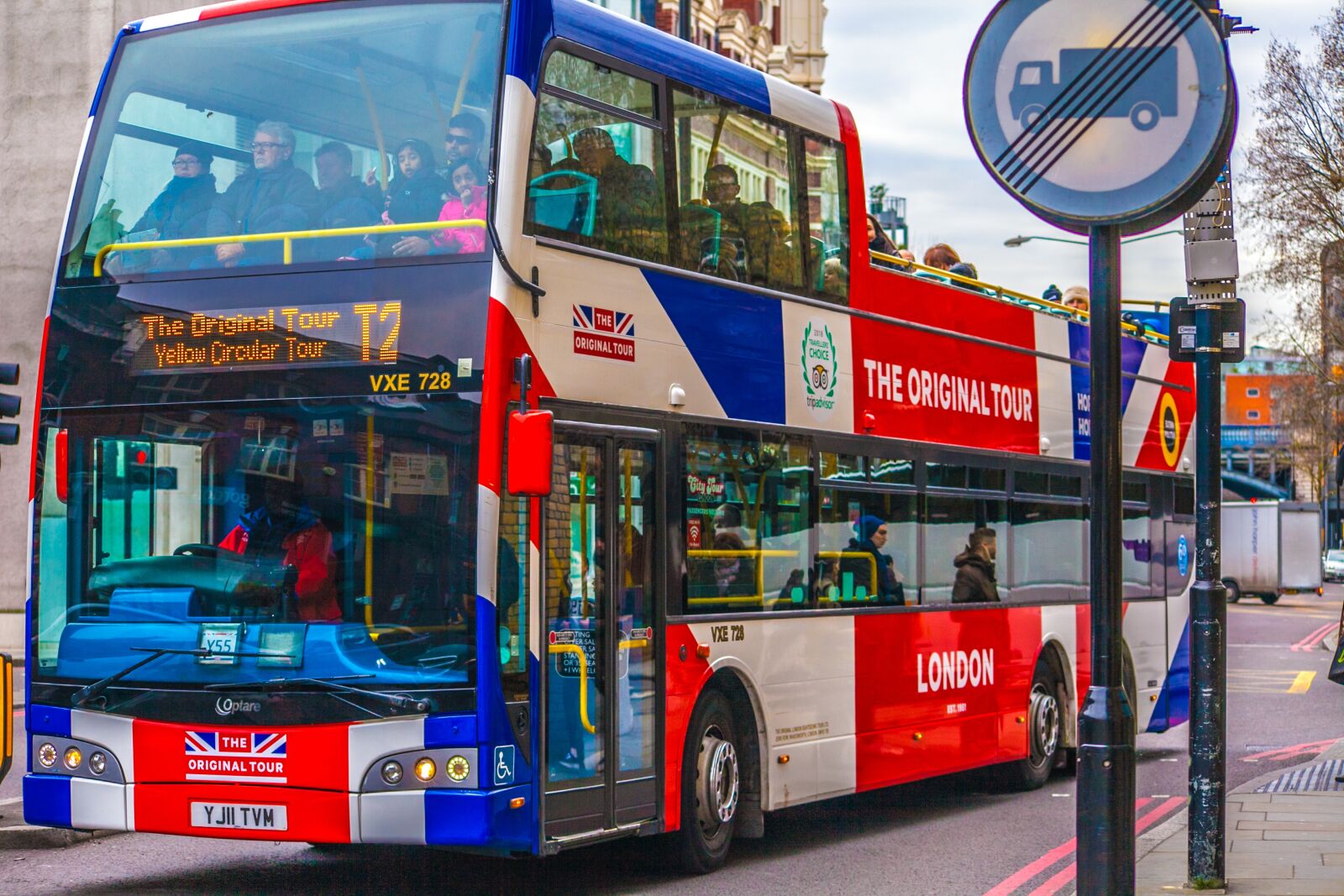 Canon EOS 5D Mark II sample photo. London, bus, road photography