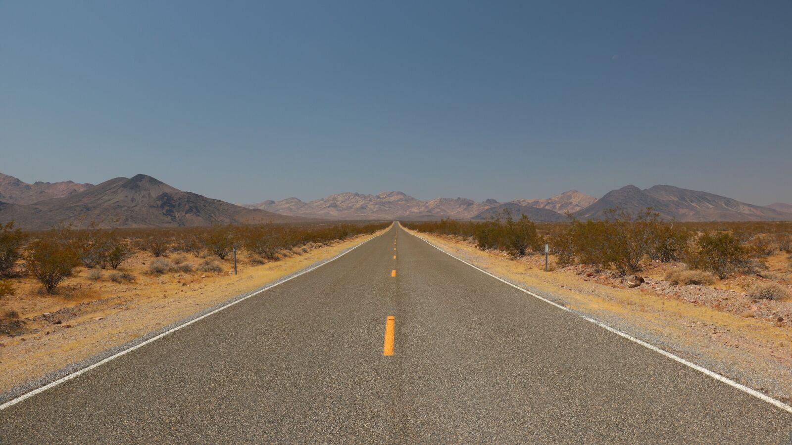 Canon EOS 750D (EOS Rebel T6i / EOS Kiss X8i) sample photo. Desert, road, straight photography