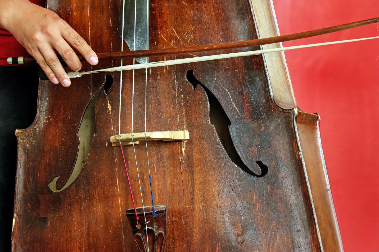 Fujifilm X-T10 + Fujifilm XC 50-230mm F4.5-6.7 OIS sample photo. Cello, violin, bass photography