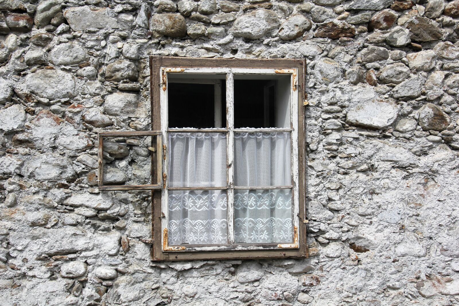 Canon EOS 60D sample photo. Window, old, facade photography