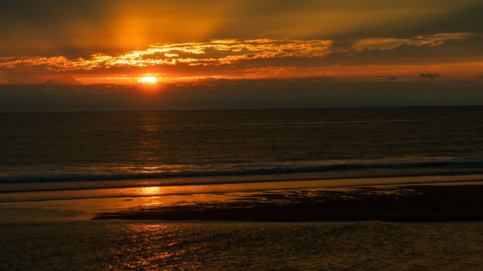 Sony a6500 + Sony Vario-Tessar T* E 16-70mm F4 ZA OSS sample photo. Landscape, sunset, sea photography