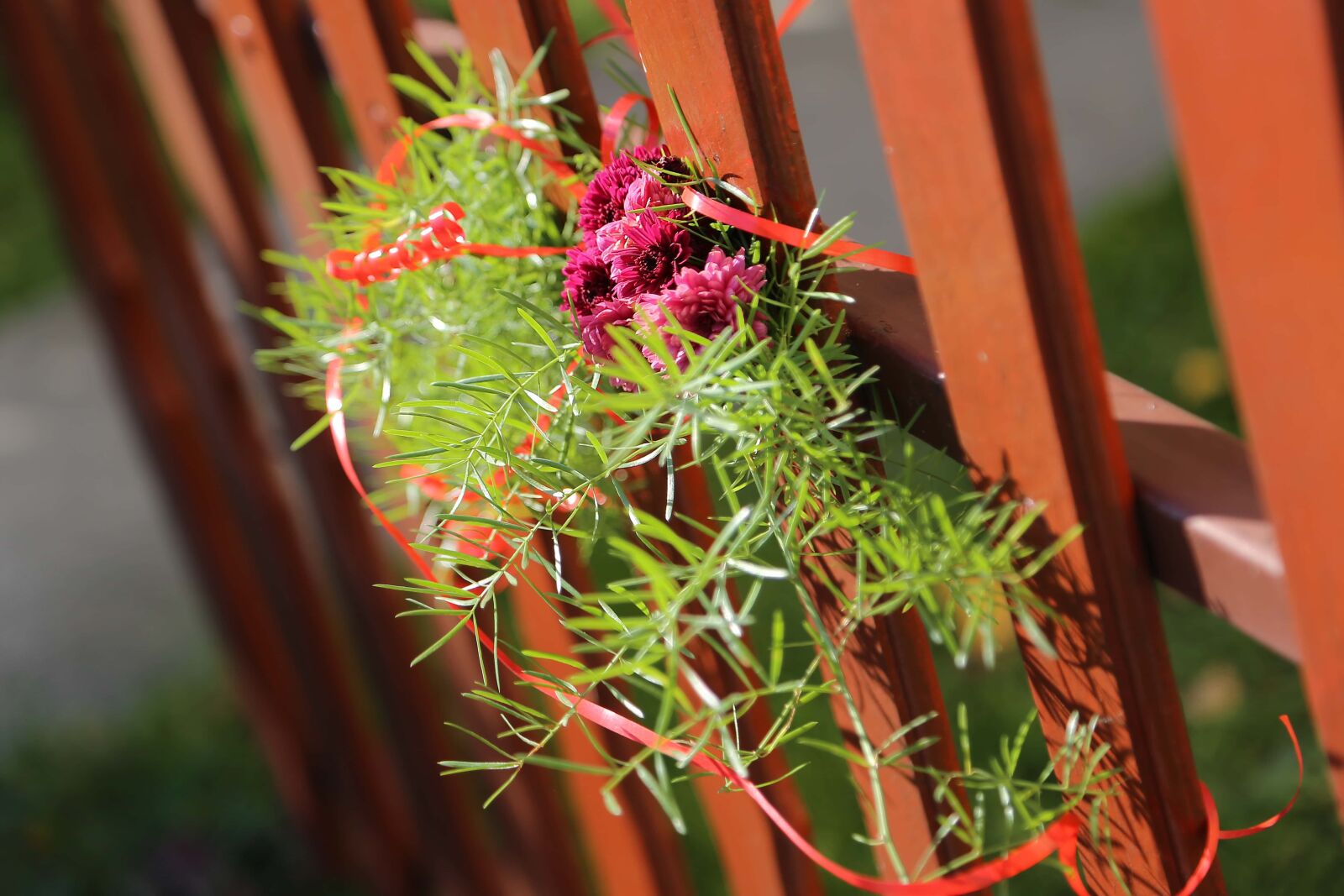 Canon EF 24-105mm F4L IS USM sample photo. Picket fence, bouquet, wooden photography