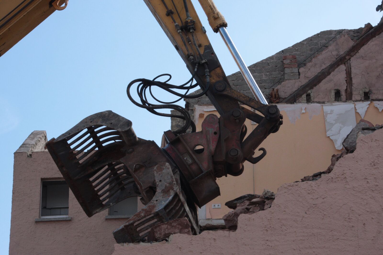 Canon EOS 40D sample photo. Demolition, demolition excavator, ruin photography