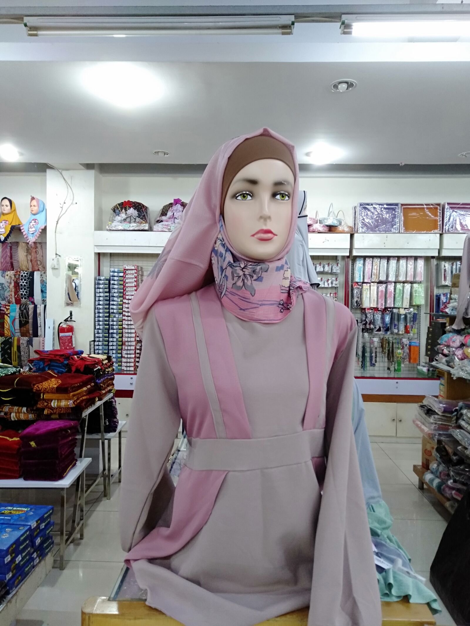 OPPO A7 sample photo. Hijab, veil, islam photography