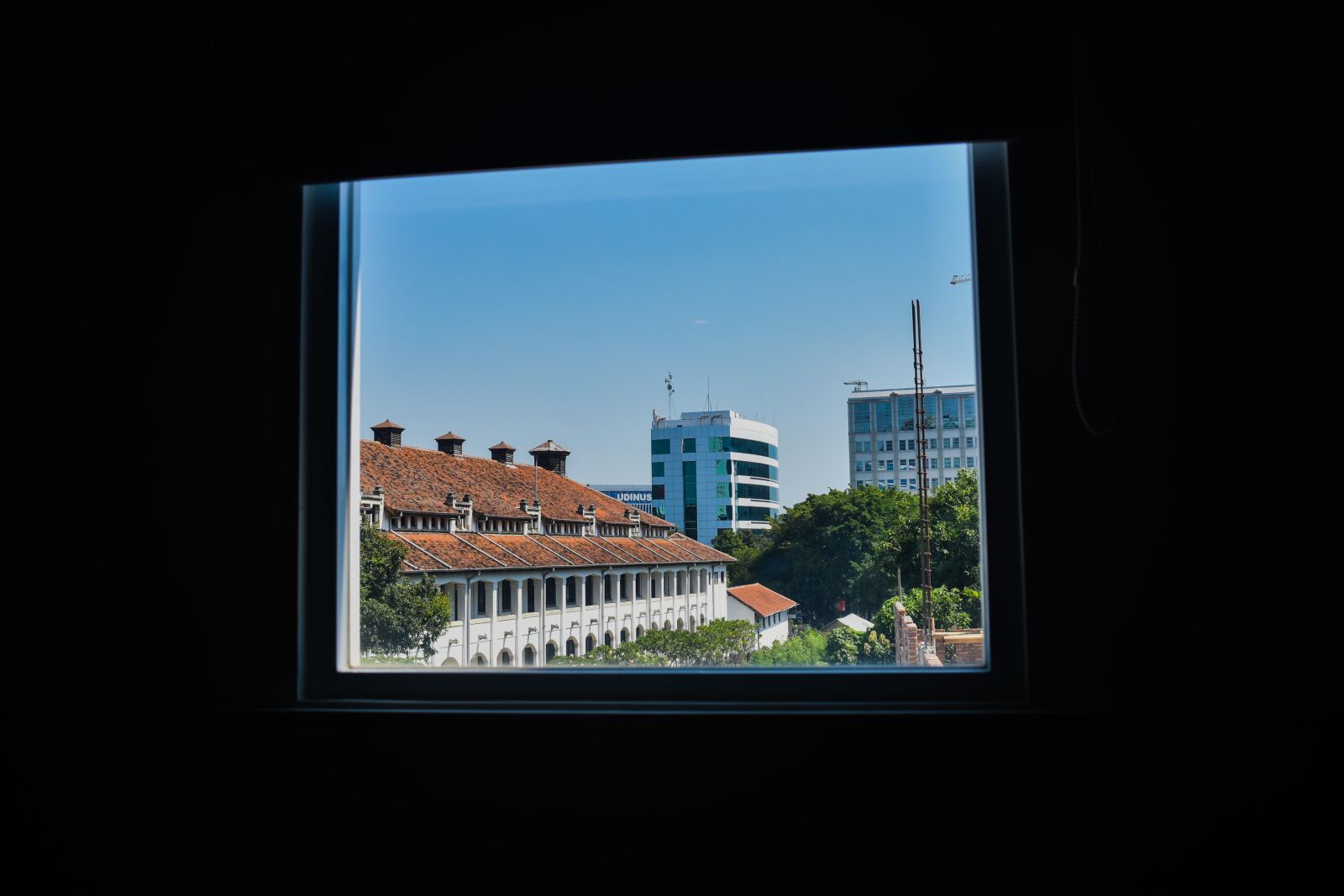 Nikon D3400 sample photo. Window, hotel room, city photography