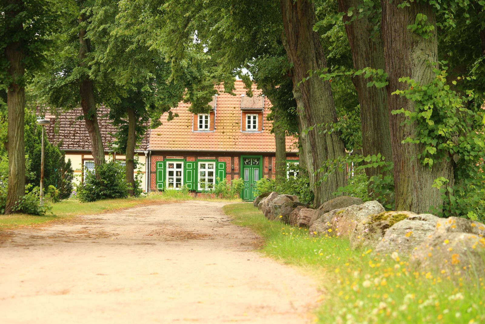 Canon EOS 100D (EOS Rebel SL1 / EOS Kiss X7) sample photo. Ludwigslust-parchim, truss, avenue photography