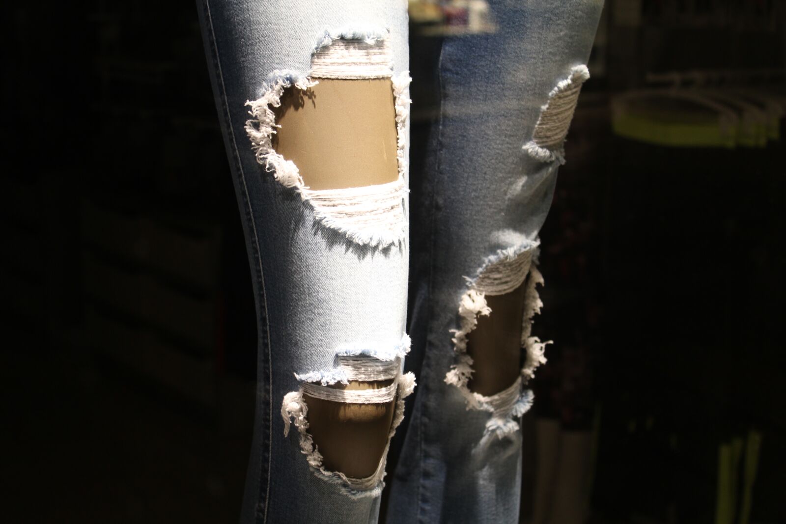 Canon EOS 1200D (EOS Rebel T5 / EOS Kiss X70 / EOS Hi) sample photo. Jeans, ripped jeans, legs photography