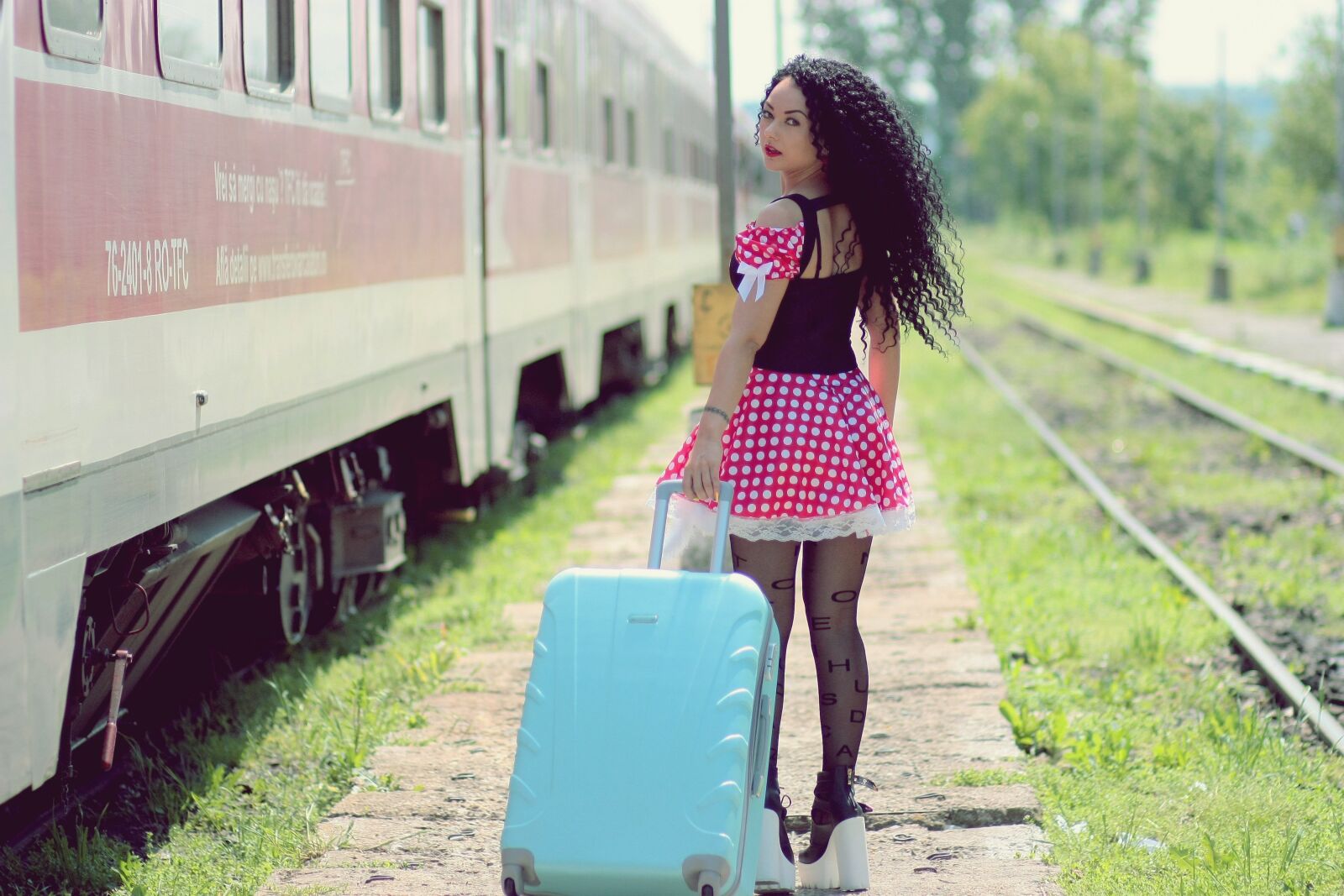 Canon EOS 450D (EOS Rebel XSi / EOS Kiss X2) sample photo. Girl, train station, calling photography