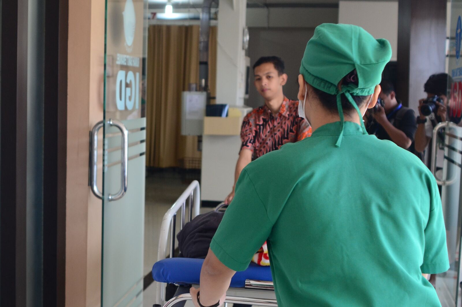Nikon D3100 sample photo. People, emergency room, hospital photography