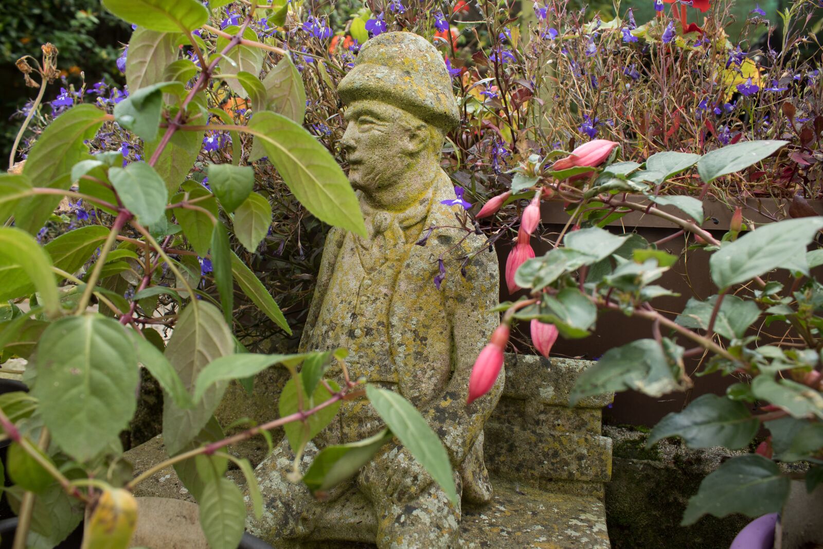 Canon EOS 1300D (EOS Rebel T6 / EOS Kiss X80) sample photo. Statue, garden statue, garden photography