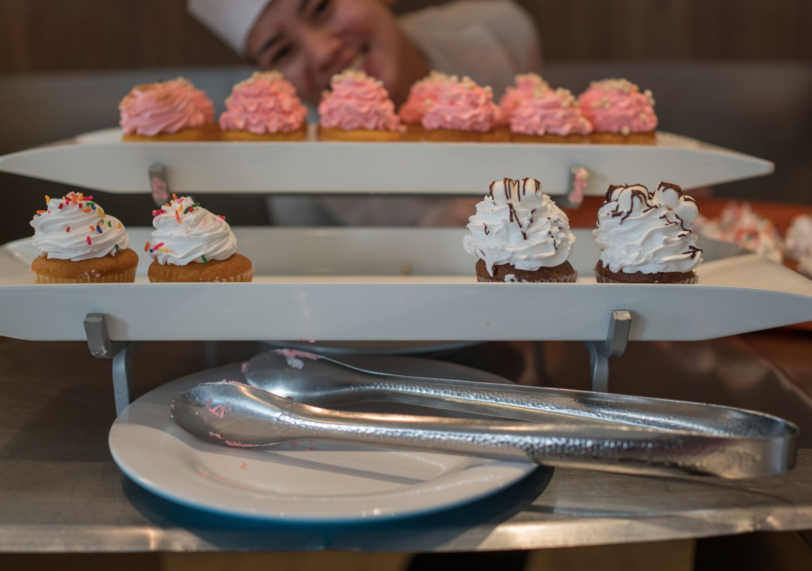 Sony Cyber-shot DSC-RX1R II sample photo. Cupcakes, chef, asian woman photography