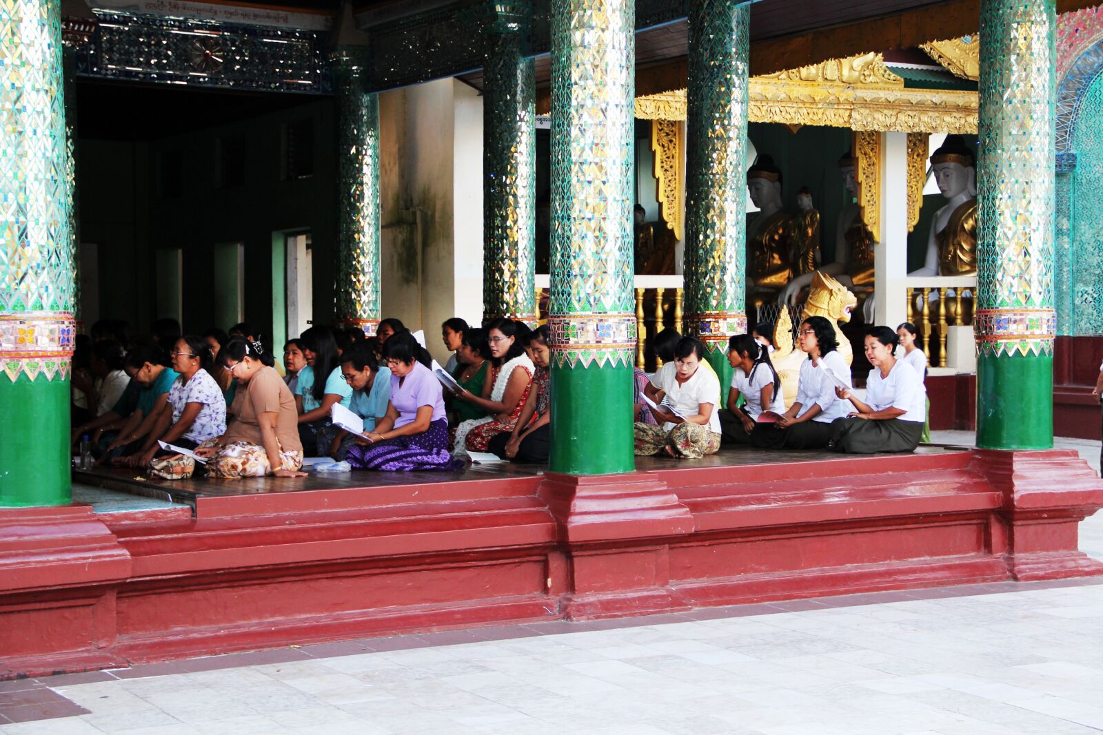 Canon EF-S 18-135mm F3.5-5.6 IS sample photo. Meditate, buddha, meditation photography