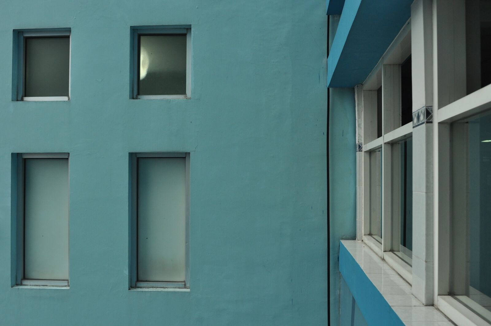 Nikon D90 sample photo. Windows, building, blue photography
