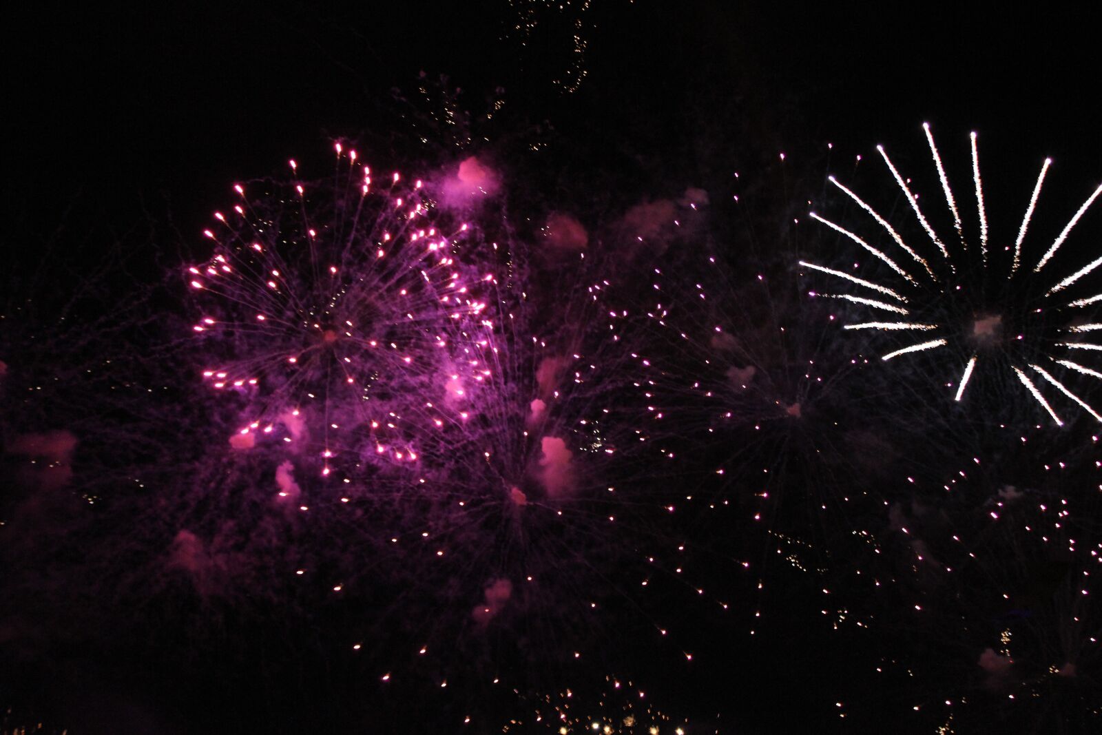 Canon EOS 550D (EOS Rebel T2i / EOS Kiss X4) sample photo. Artifice, colors, festival photography