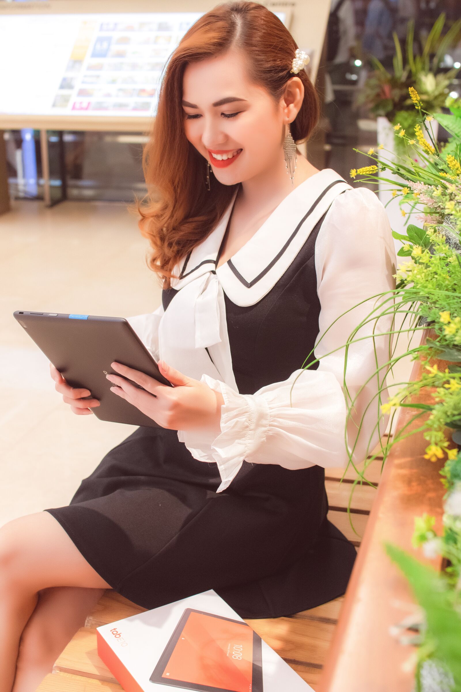 Canon EOS 80D sample photo. Girl, beautiful, tablet photography
