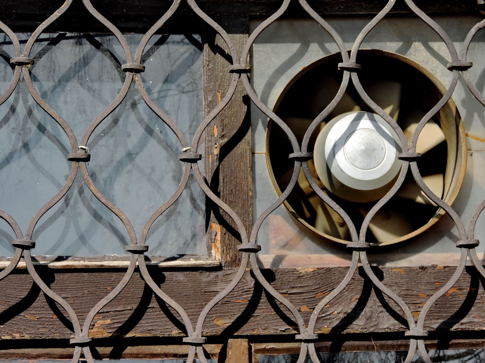Nikon Coolpix P520 sample photo. Electric fan, electric motor photography