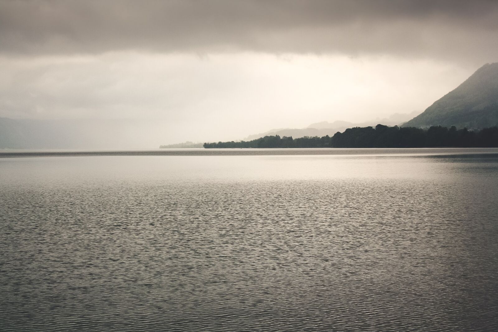Canon EOS 1000D (EOS Digital Rebel XS / EOS Kiss F) sample photo. Water, lake, lakeside photography