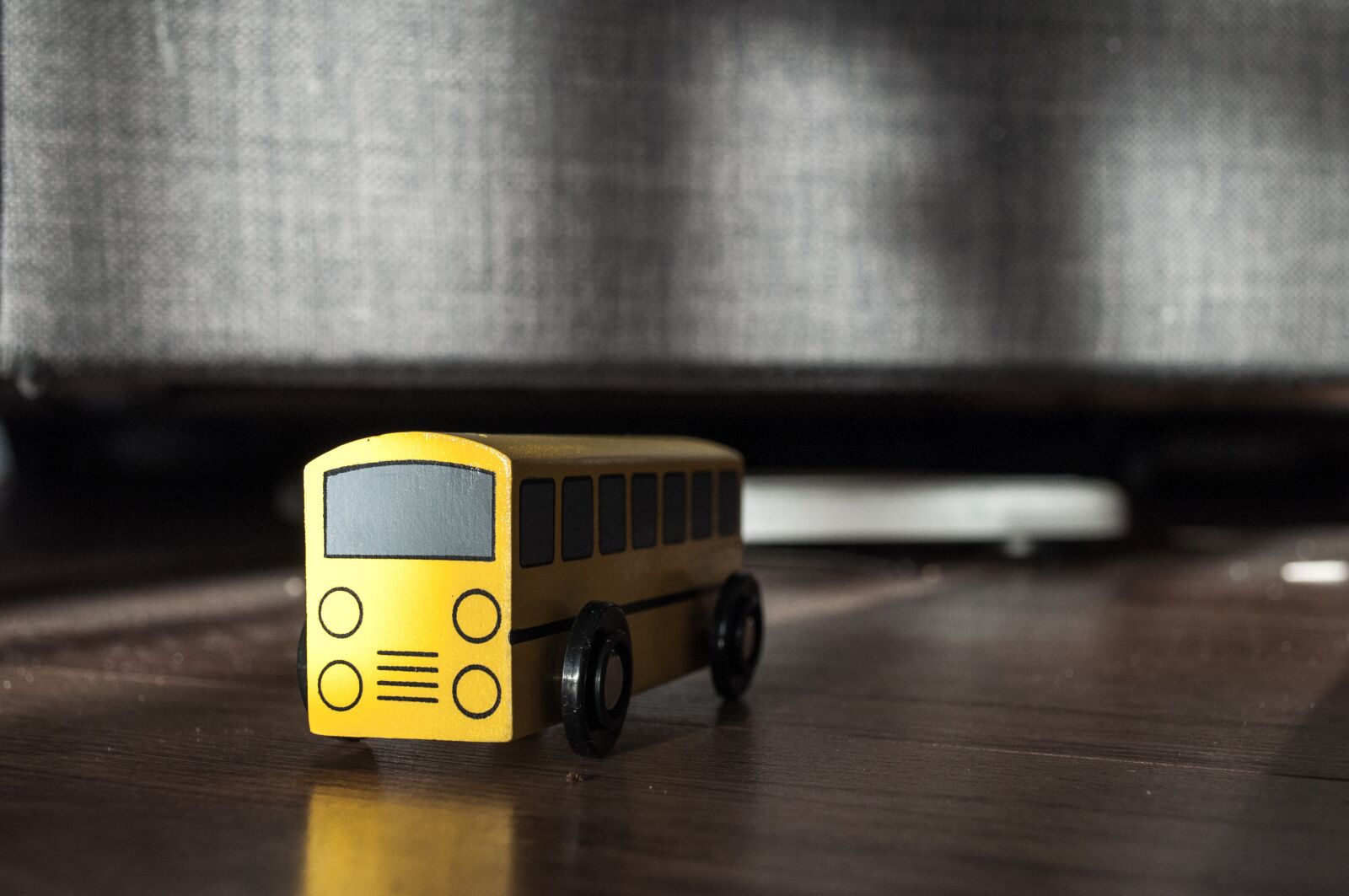 Nikon D90 sample photo. Model, bus, yellow photography