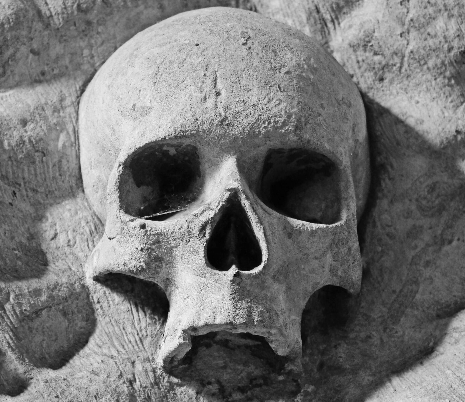 Canon EOS 100D (EOS Rebel SL1 / EOS Kiss X7) sample photo. Jerusalem church, skull, bruges photography