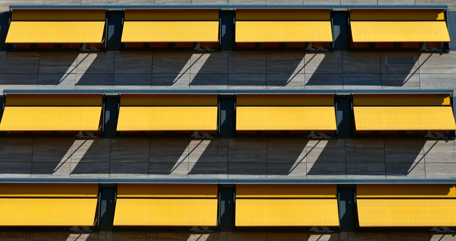 Panasonic Lumix DMC-FZ1000 sample photo. Facade, sun protection, architecture photography