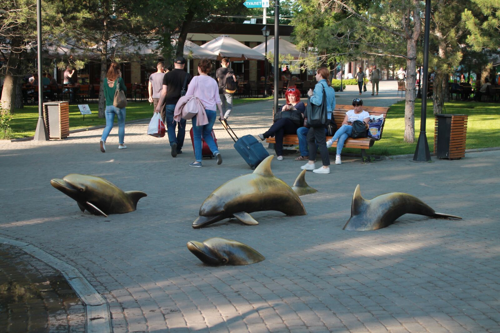 Canon EOS 1100D (EOS Rebel T3 / EOS Kiss X50) sample photo. Sculpture, dolphins, asphalt photography
