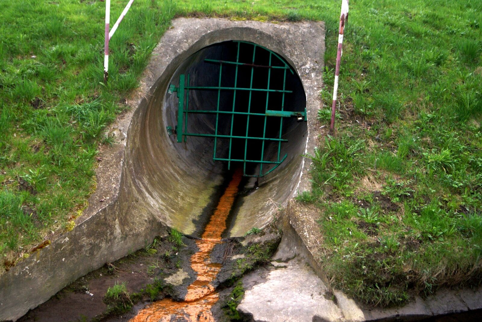 Sony Alpha DSLR-A200 sample photo. Channel, sewage, sludge photography