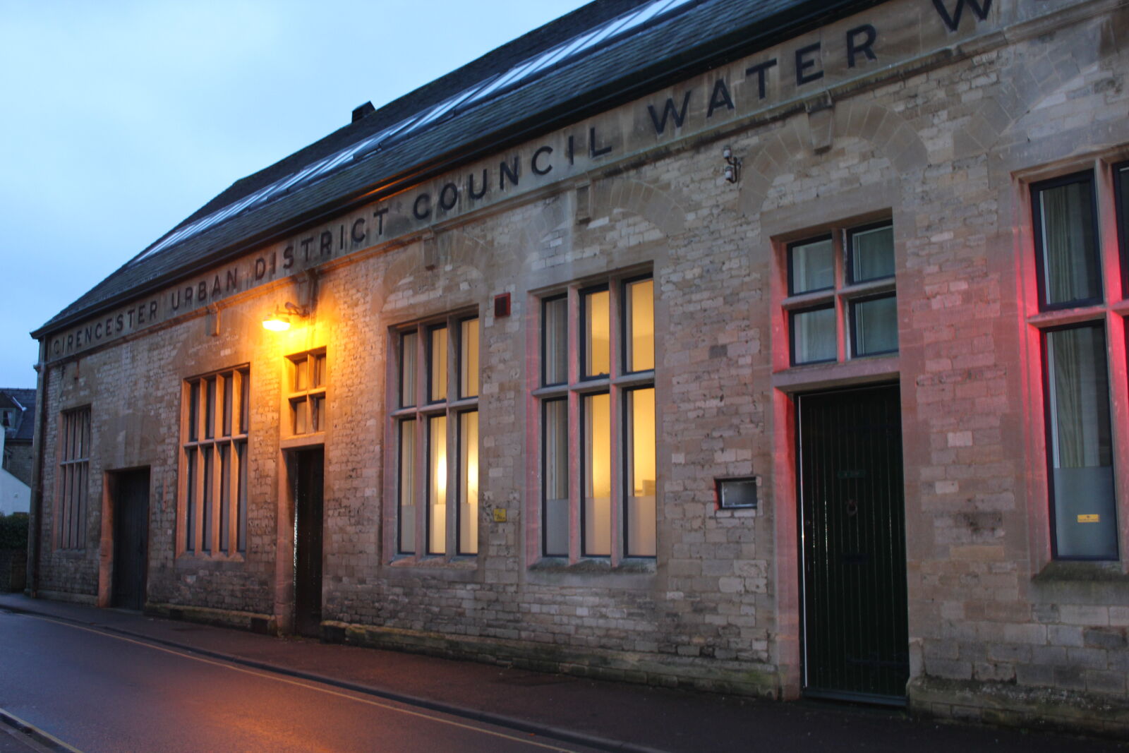 Canon EOS 550D (EOS Rebel T2i / EOS Kiss X4) sample photo. City, council, door, evening photography
