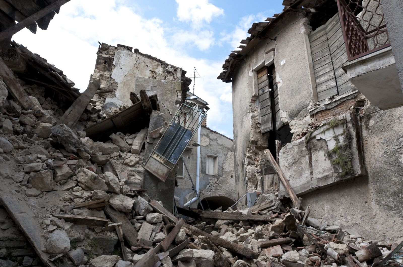 Nikon D300 sample photo. Earthquake, rubble, l'aquila photography