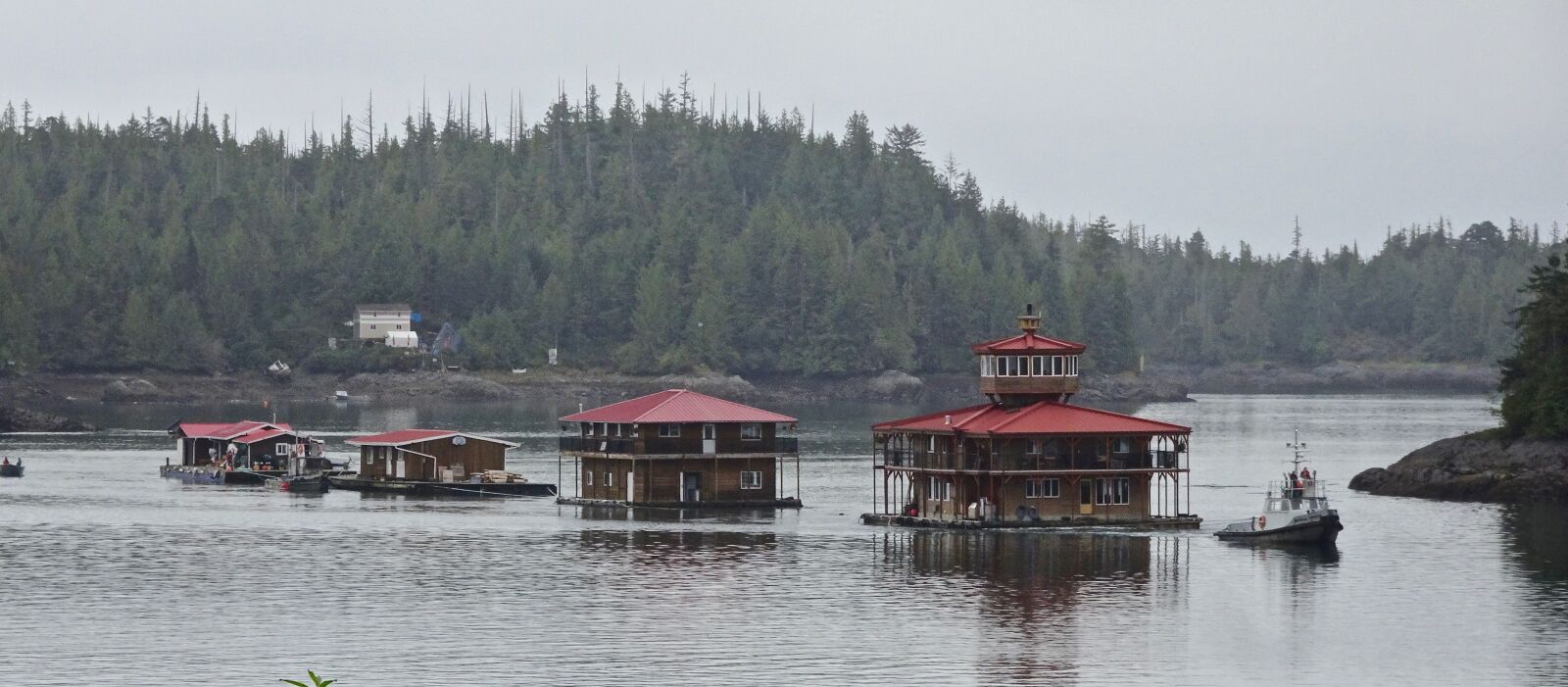 Sony Cyber-shot DSC-HX90V sample photo. Houseboats, floating, water photography