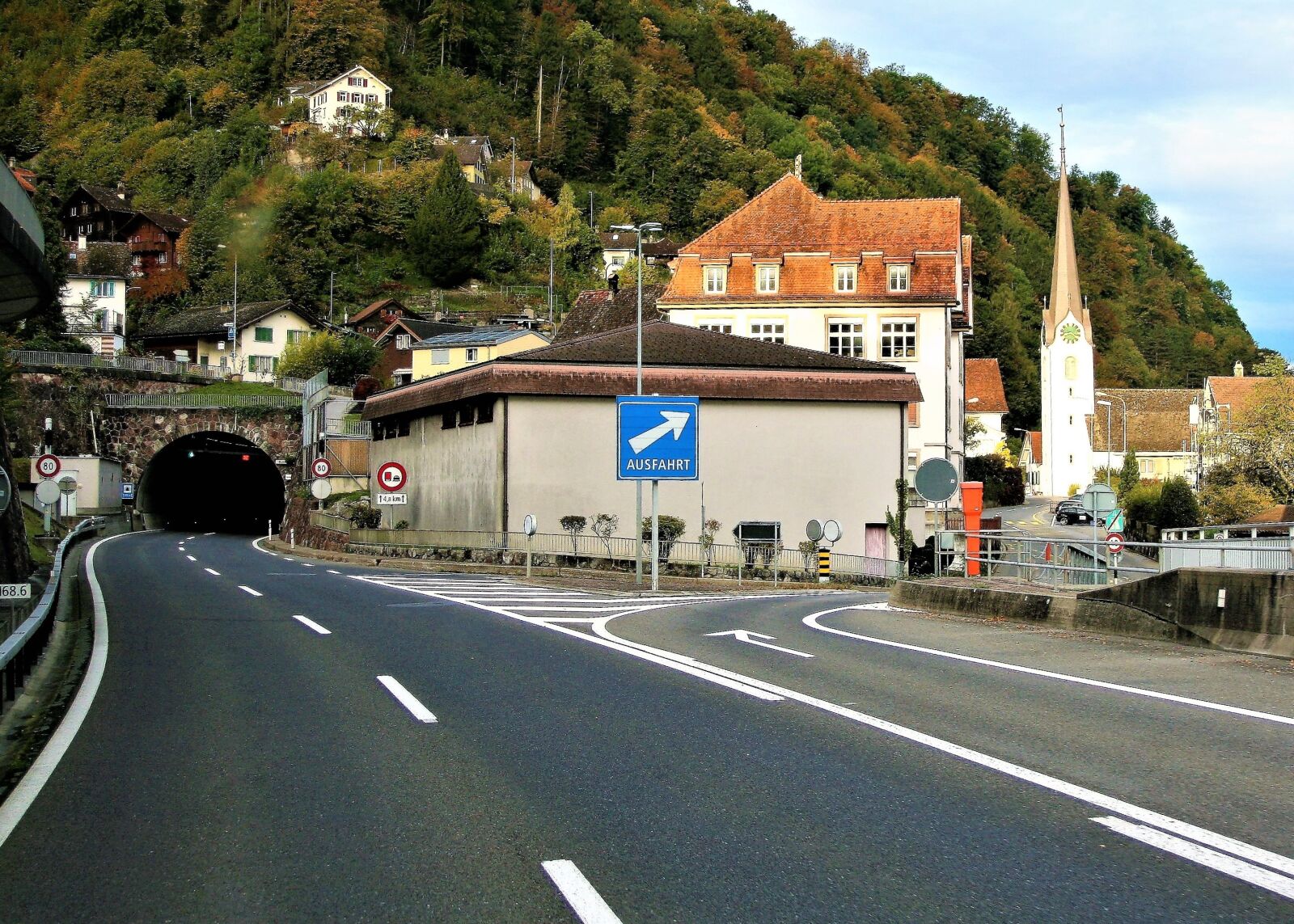 Canon EOS 400D (EOS Digital Rebel XTi / EOS Kiss Digital X) sample photo. Tunnel, highway, hills photography