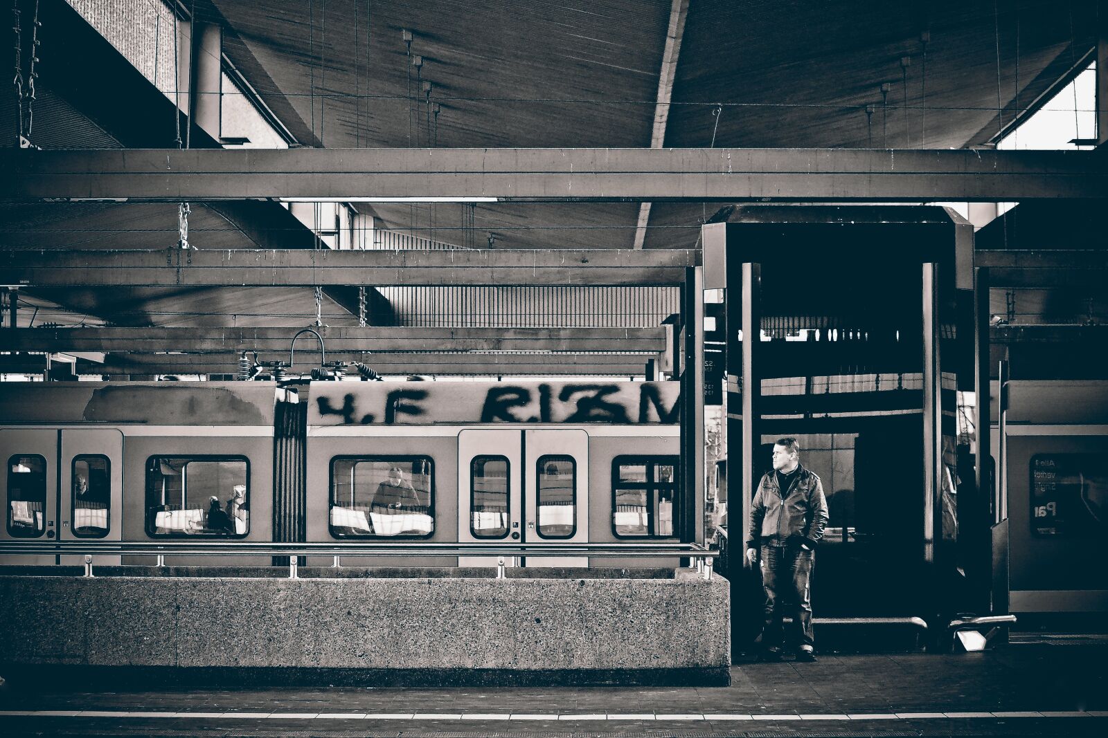 Olympus OM-D E-M10 sample photo. Railway station, platform, rail photography