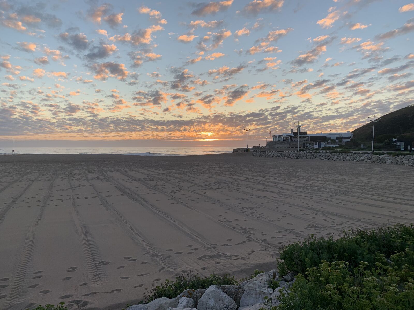 iPhone XR back camera 4.25mm f/1.8 sample photo. Sunset, beach, sea photography