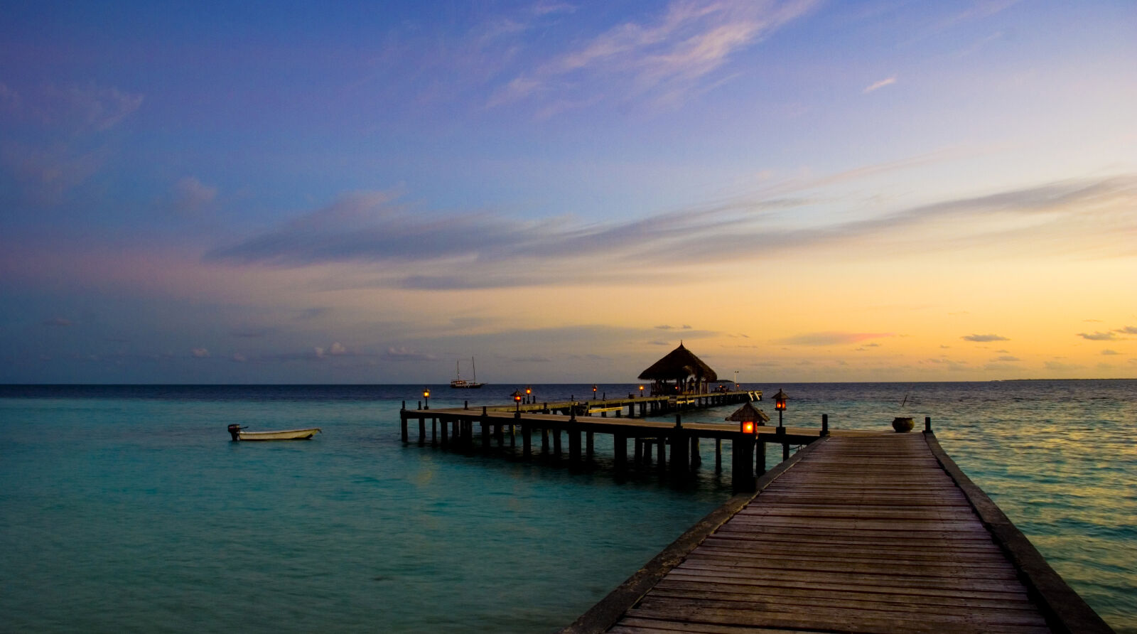 Nikon D80 sample photo. Beach, boardwalk, clouds, dawn photography