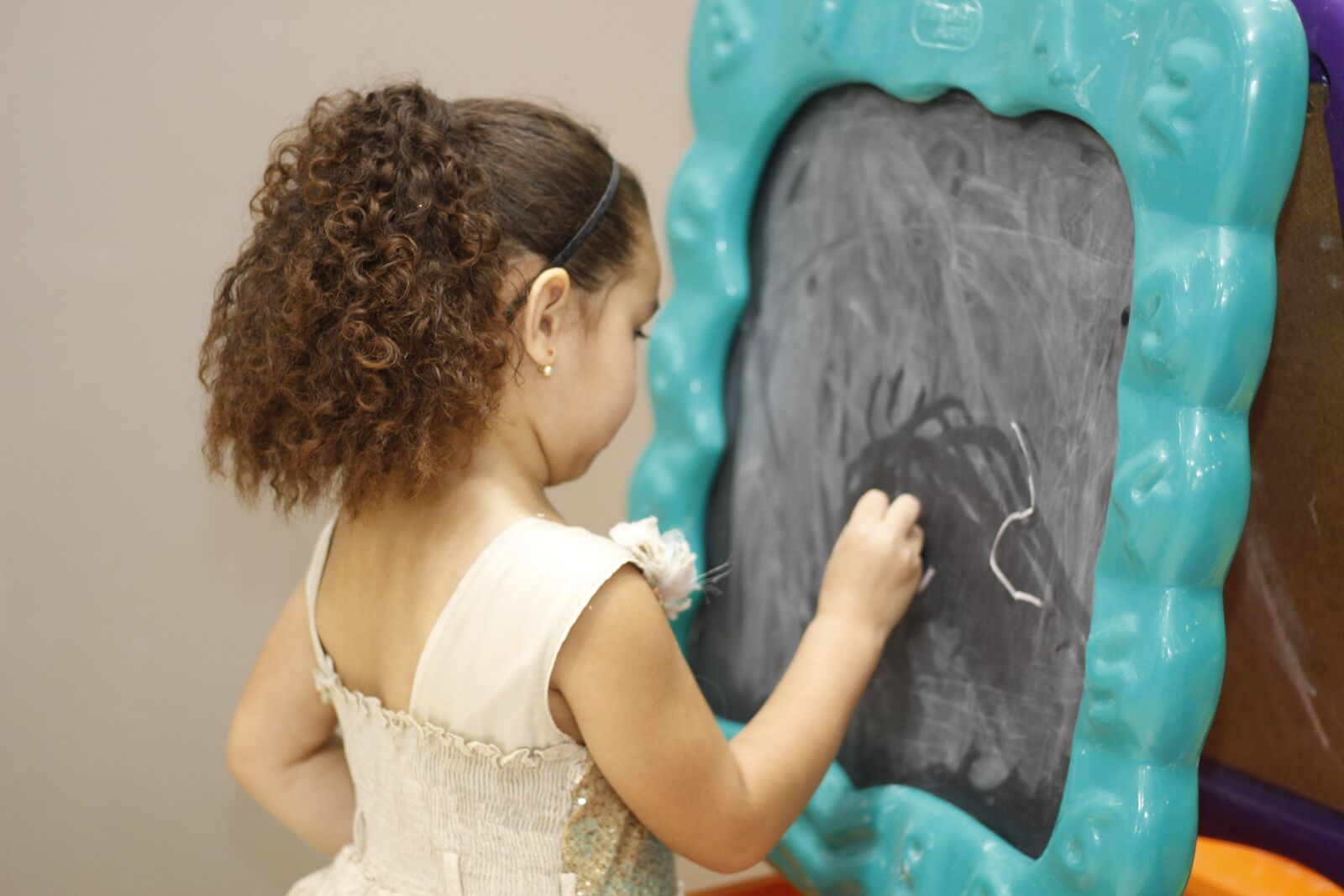 Canon EOS 700D (EOS Rebel T5i / EOS Kiss X7i) sample photo. Blackboard, chalk, child photography